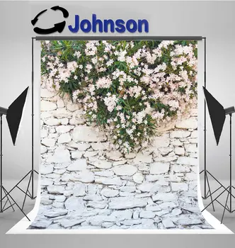 Бели цветни листа, каменни тухлени стени, висококачествени сватбени декори с компютърна печат