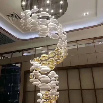 Луксозни художествени полилеи инженеринг осветление на фоайето на хотел вита стълба вили декоративни стъклени осветителни тела индивидуално осветление