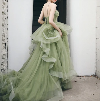 Уважаеми однотонное зелена рокля за бала на дълги спагети презрамки, прекрасна вечерна бална рокля, зелена сватбена рокля с волани и дълъг влак